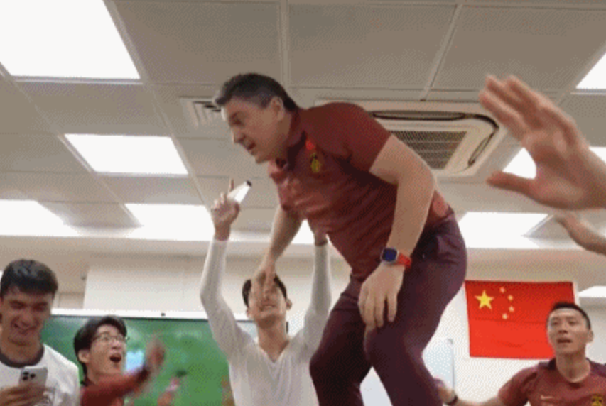 博鱼体育-球员起哄！安东尼奥罕见失控，站桌上跳旋转舞，球迷：想起陈戌源